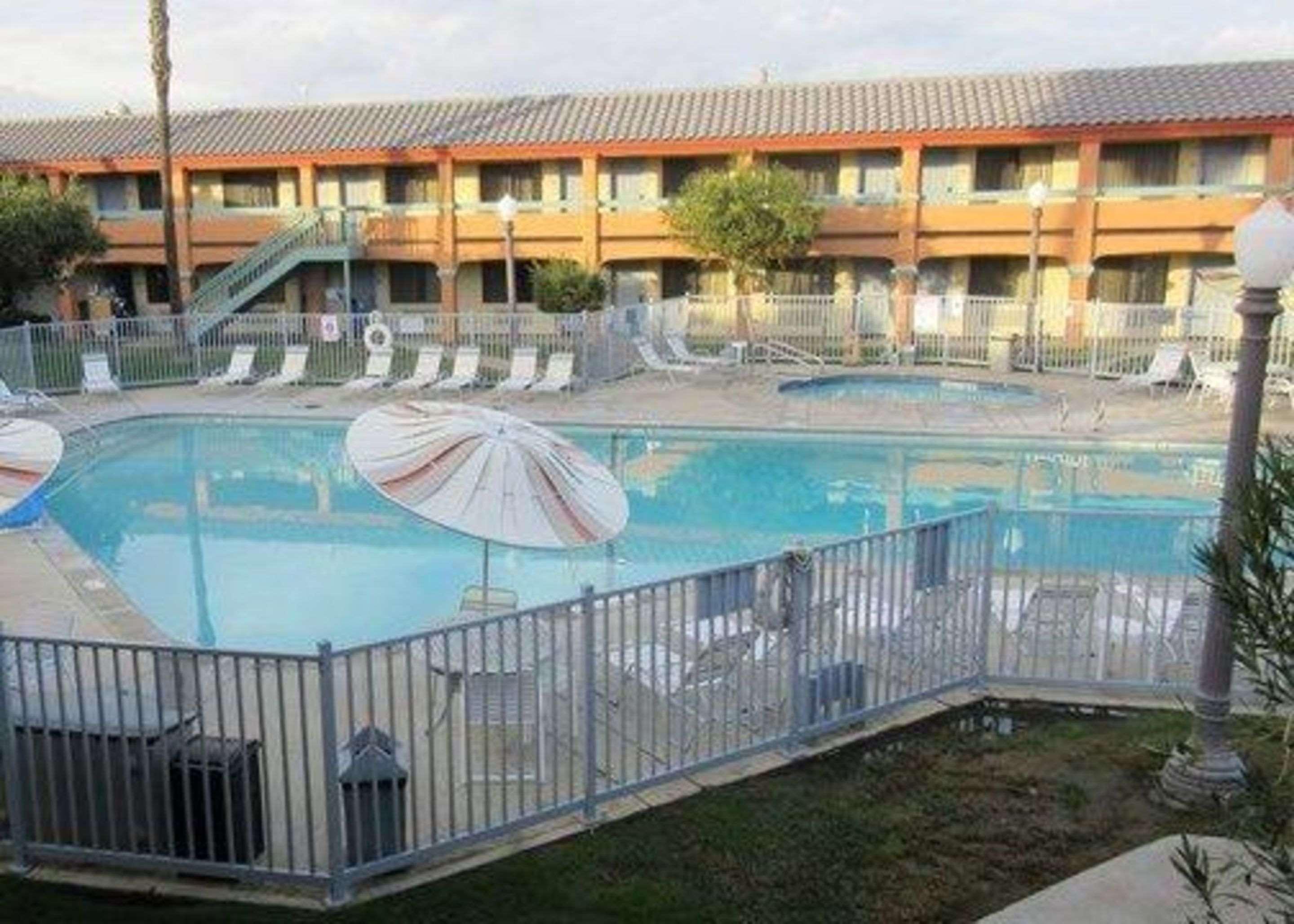 Spark By Hilton Santa Nella Exterior foto
